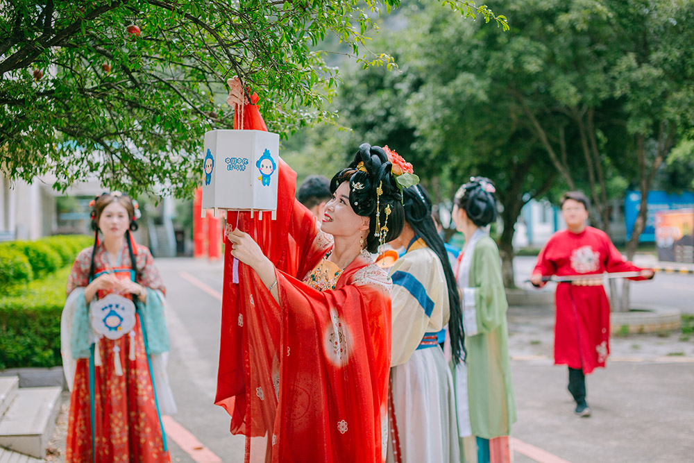桂林橡机开展“庆‘双节’、穿汉服、挂花灯、育文化”活动