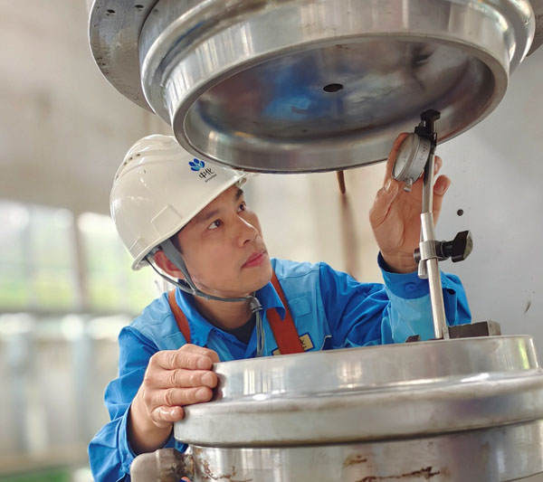 “阿福”：装配车间里写人生